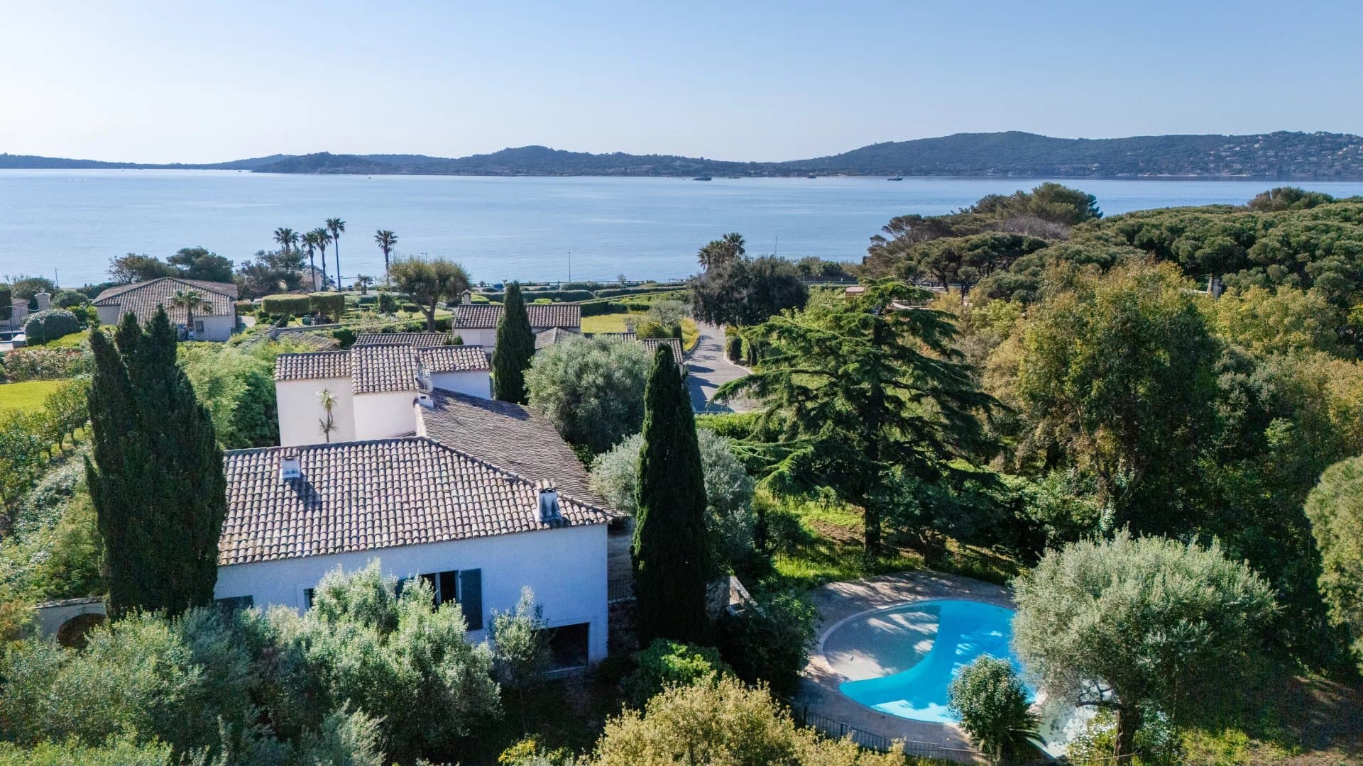 Grimaud – Élégante propriété avec terrain constructible à proximité de la mer