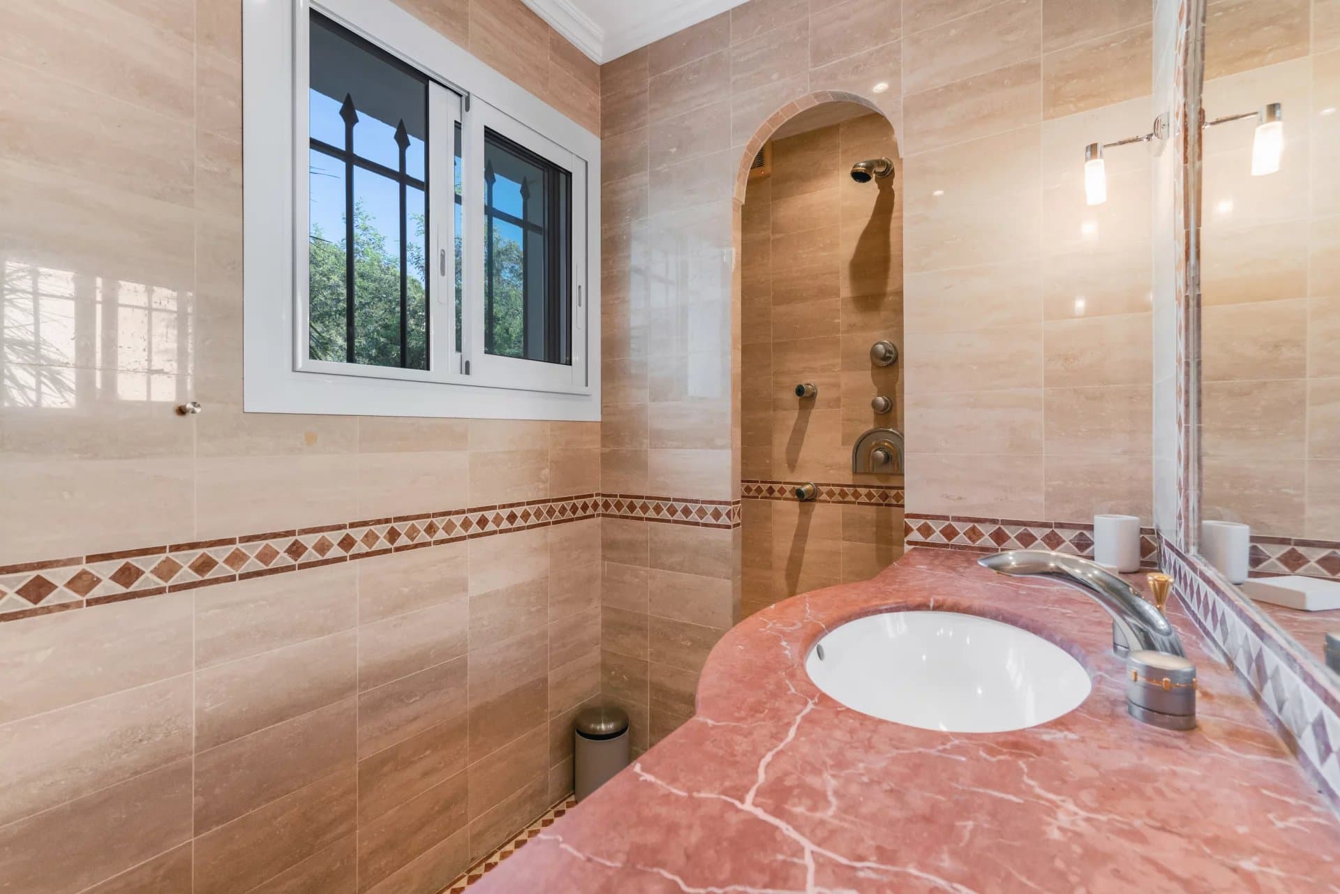 Grimaud – Élégante propriété avec terrain constructible à proximité de la mer — photo 7