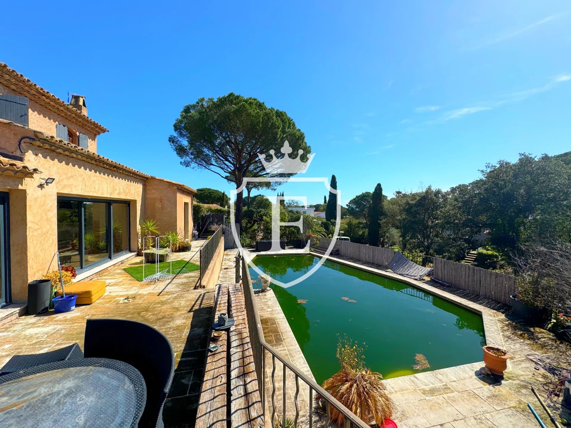 Maison à rénover proche de la plage avec aperçu mer.