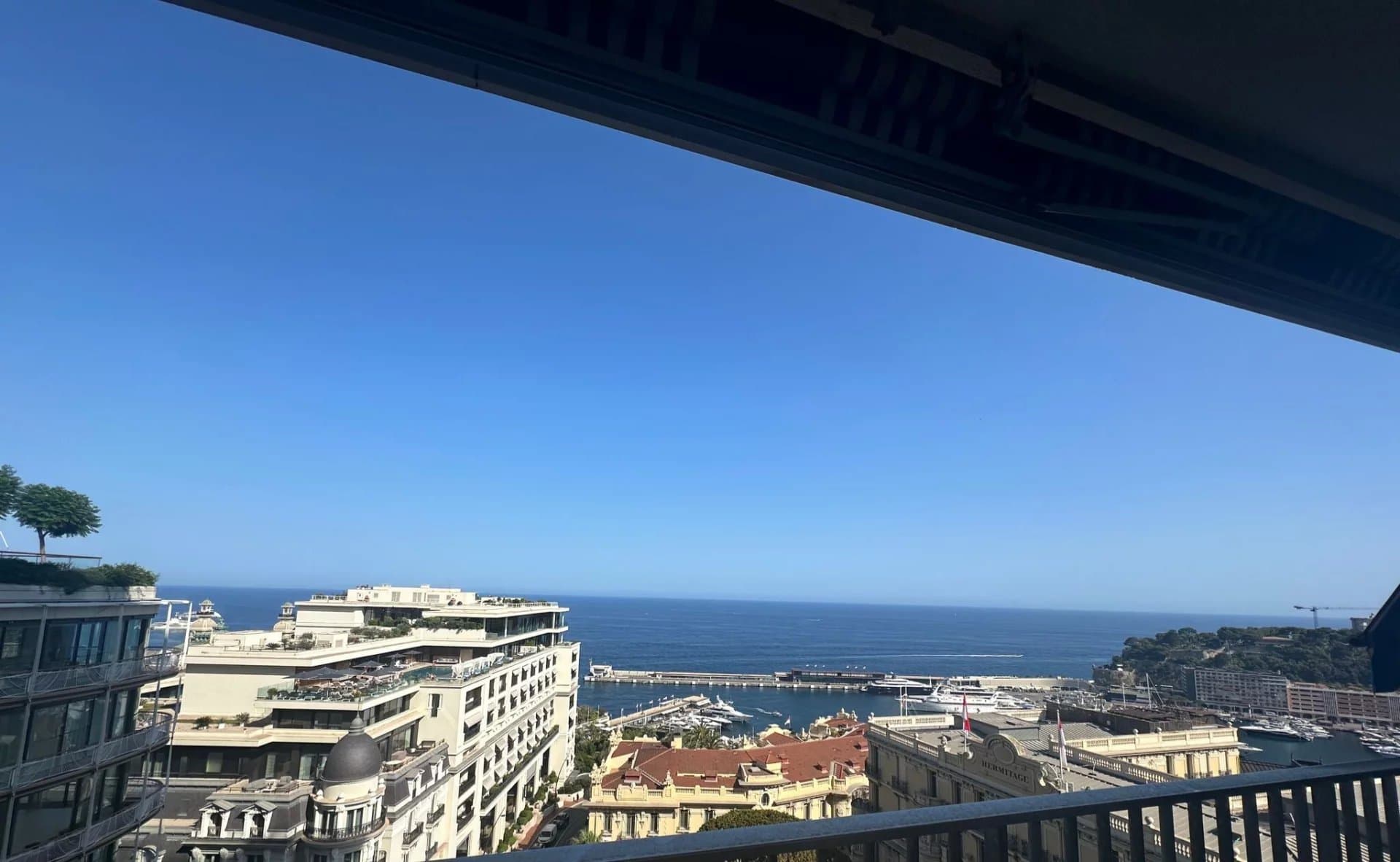 JARDIN EXOTIQUE PENTHOUSE WITH ROOFTOP