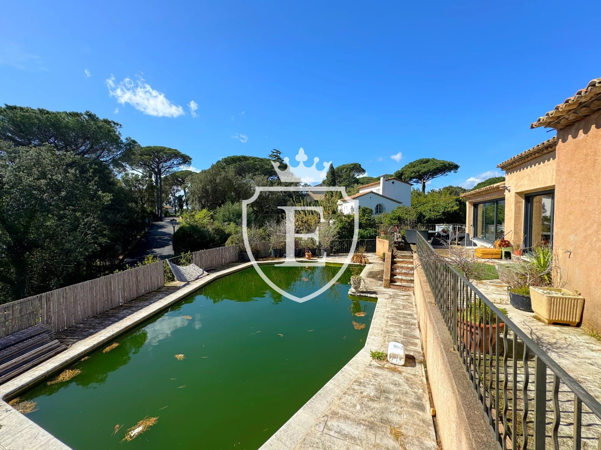 Maison à rénover proche de la plage avec aperçu mer. — photo 3