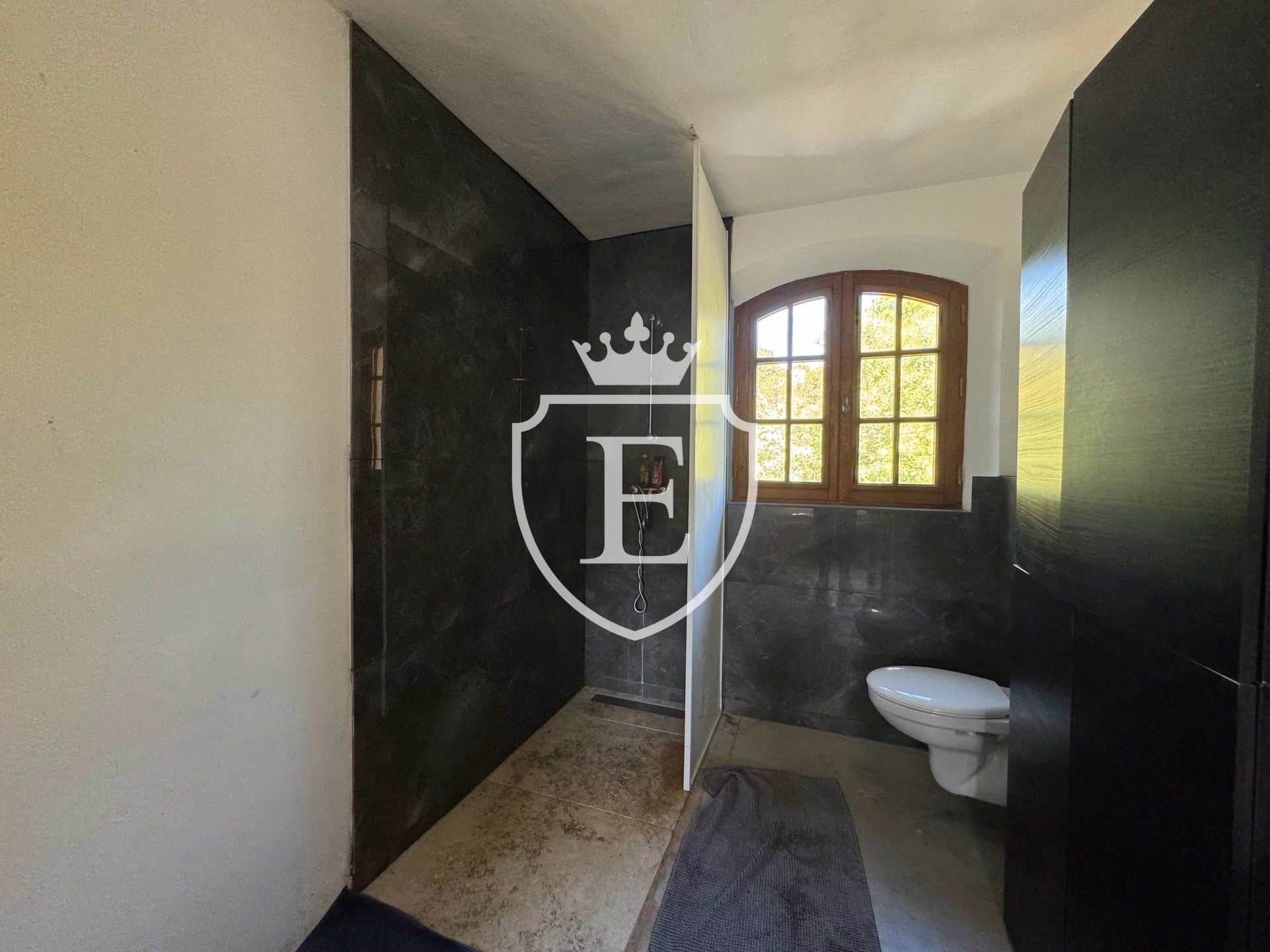 Maison à rénover proche de la plage avec aperçu mer. — photo 9